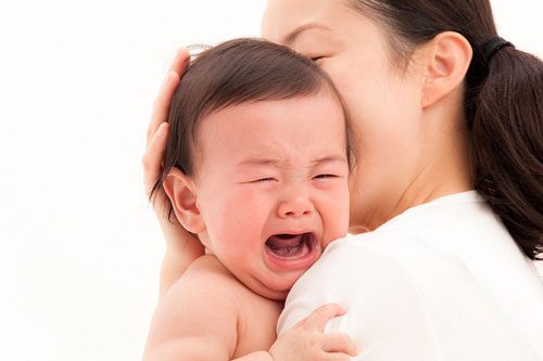 Trẻ khóc sau khi tiêm, người lớn cần ôm ấp vỗ về để trẻ cảm thấy được xoa dịu