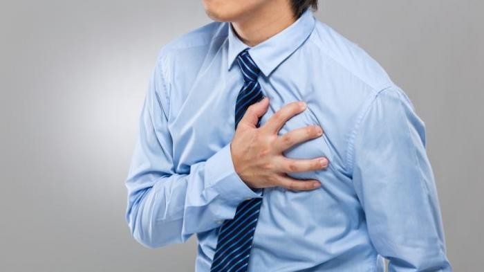 Đau tức vùng ngực là một trong những biểu hiện cho thấy bạn đã mắc bệnh tim mạch