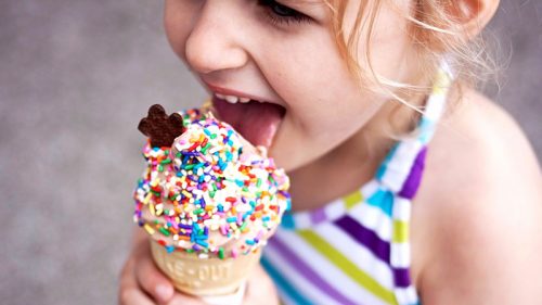Trẻ ăn nhiều đồ ngọt có thể bị mụn nhọt, béo phì, rối loạn chuyển hóa