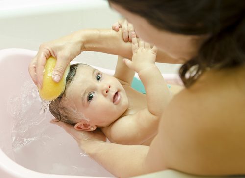 Vào mùa hè, không nên tắm cho trẻ sơ sinh nhiều lần, tránh làm mất lớp bảo vệ tự nhiên trên da bé