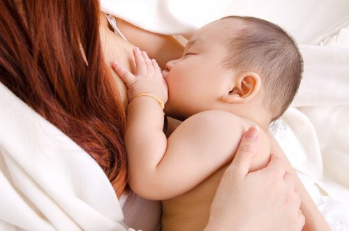 Cho trẻ bú sữa mẹ sẽ làm giảm nguy cơ đột tử ở trẻ sơ sinh