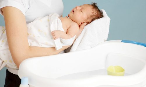 Chỉ nên cho trẻ tắm một lần mỗi ngày để không làm mất độ ẩm trên cũng như lớp bảo vệ tự nhiên trên da