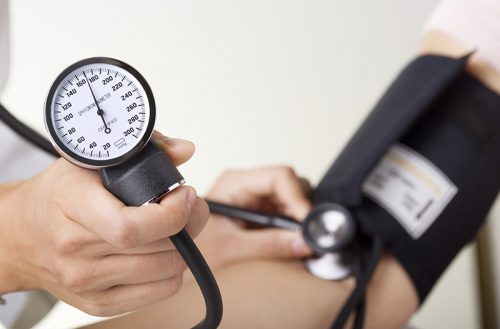 Bệnh tăng huyết áp có thể là một trong những nguyên nhân khiến tim đập nhanh