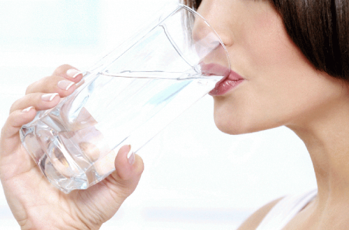 Uống đủ nước mỗi ngày giúp đào thải độc tố - nguyên nhân gây đau đầu, chóng mặt