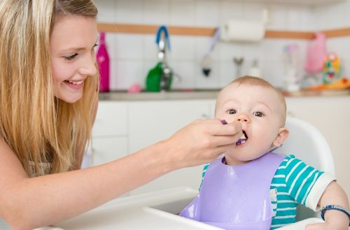 Khi bé được 10 tháng tuổi, mẹ nên cho bé ăn cháo vỡ hạt cùng một số loại thực phẩm nhất định