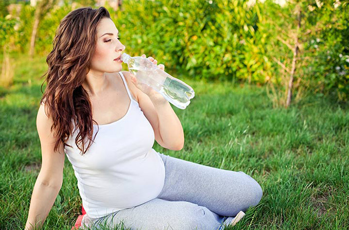 Bà bầu có thể cần từ 2 - 2,5 lít nước mỗi ngày để đáp ứng đủ nhu cầu của mẹ và thai nhi