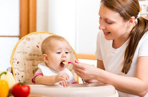 Cha mẹ không nên cho trẻ ăn quá nhiều trong một bữa, thay vào đó nên cho trẻ ăn nhiều bữa một ngày