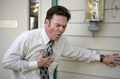 Tràn dịch màng ngoài tim thường gây đau ngực, khó thở