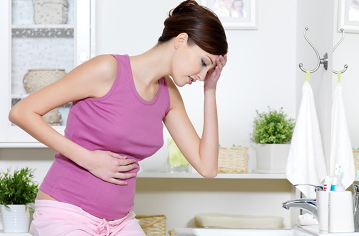 Có những biểu hiện và triệu chứng nào đi kèm khi mang thai 4 tháng bị đau bụng dưới?
